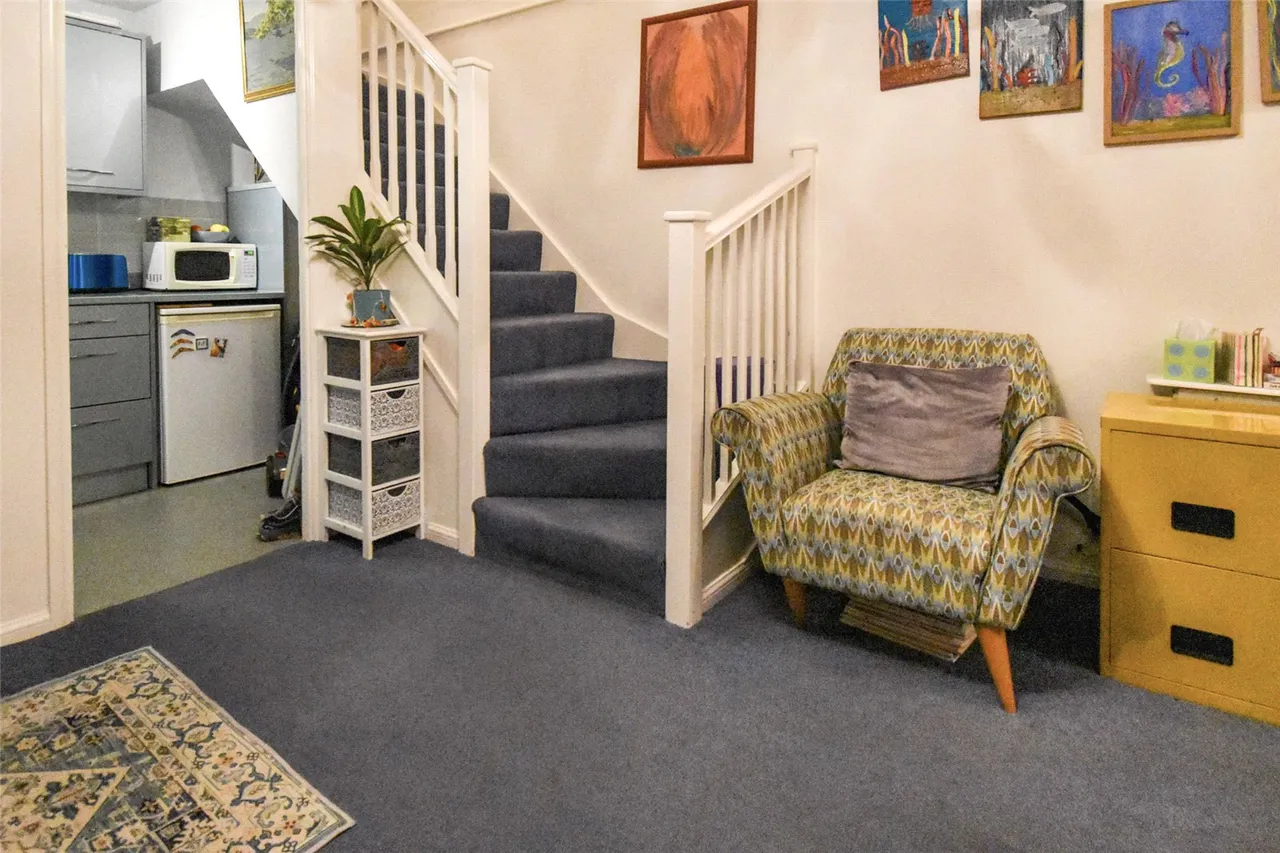 Bardsley Drive, Farnham, Surrey, GU9 8UH, photo 8