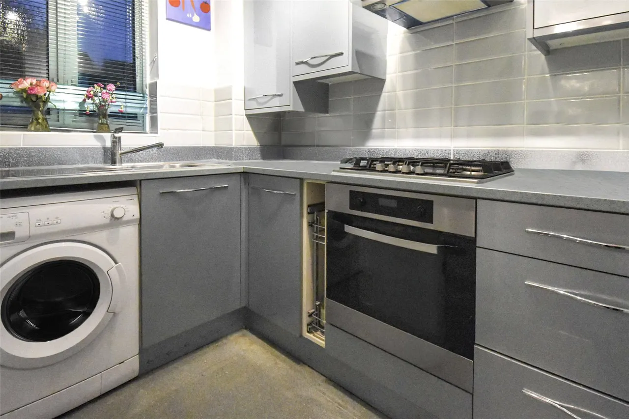 Bardsley Drive, Farnham, Surrey, GU9 8UH, photo 4