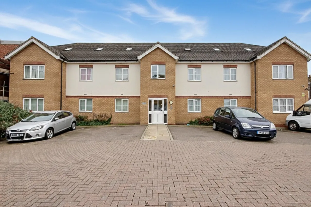 2 bed property for sale, Rossmore Close