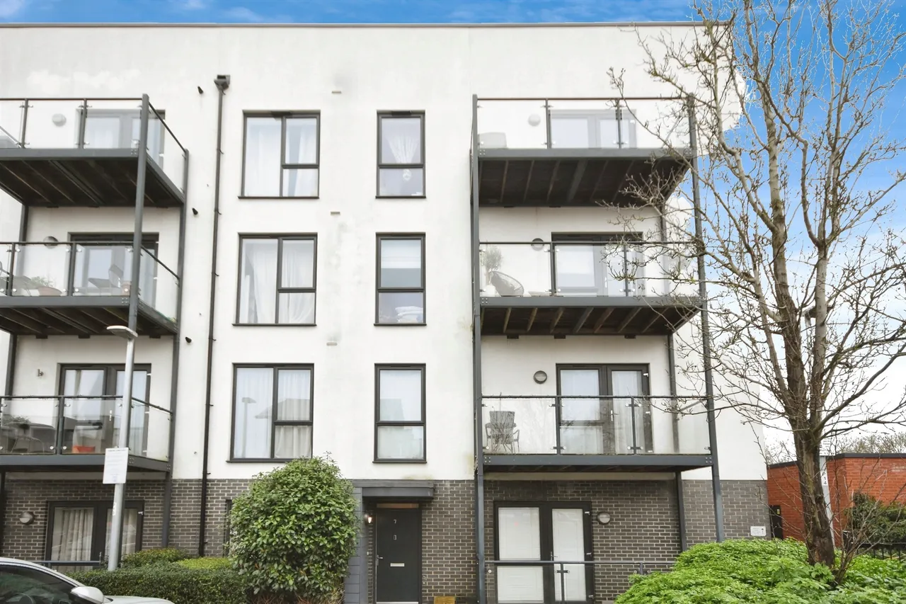 1 bed flat for sale — Safflower Lane, Romford