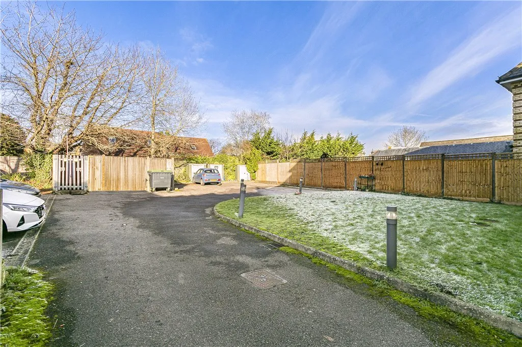 Victoria Street, Englefield Green, TW20, photo 9