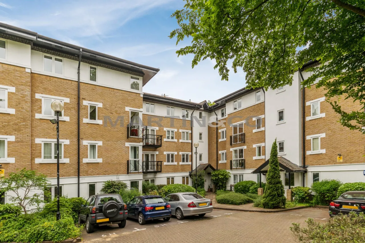 2 bed flat for sale — Dickens Court, Wanstead