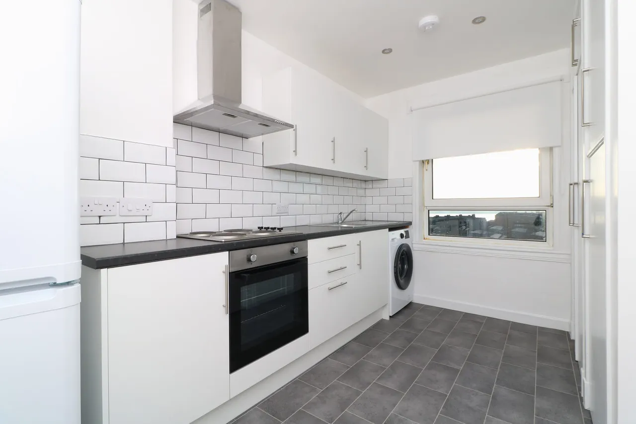 2 bed property to rent — Pentland Crescent, Dundee, DD2 2BT