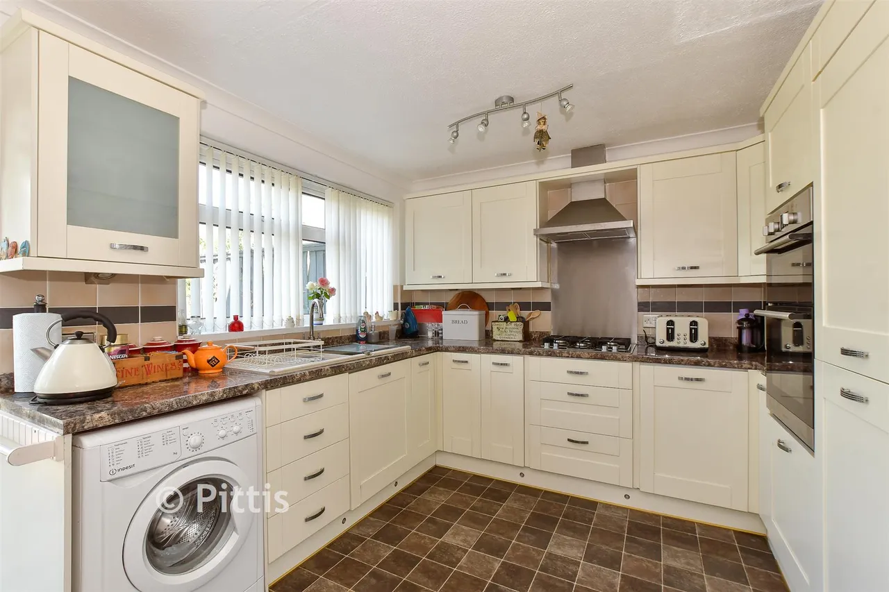 Central Way, Sandown, PO36, photo 2