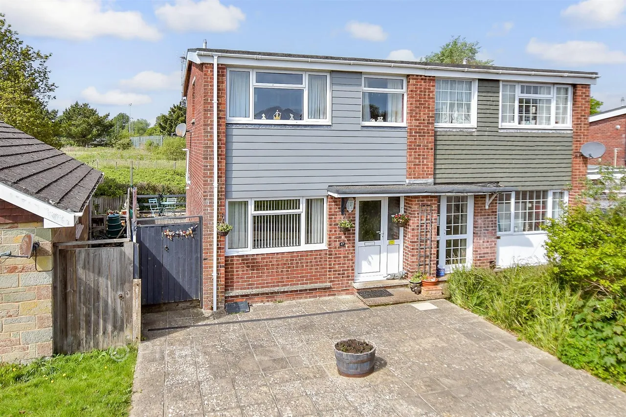 3 bed house for sale, Central Way, Sandown, PO36