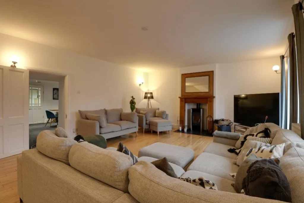 High Street, Colsterworth, NG33, photo 4
