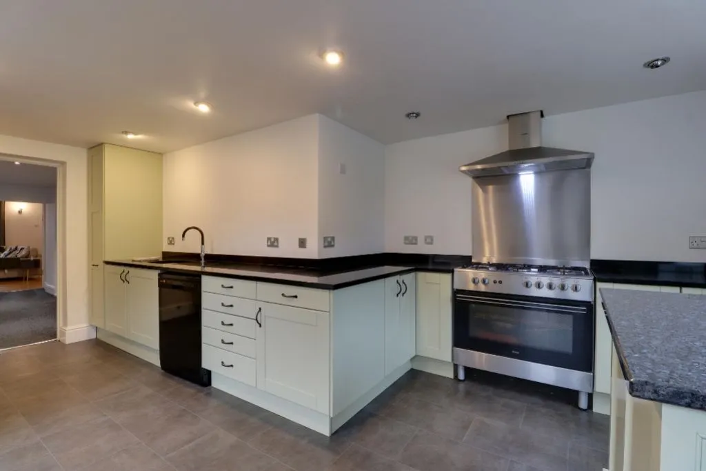 High Street, Colsterworth, NG33, photo 8
