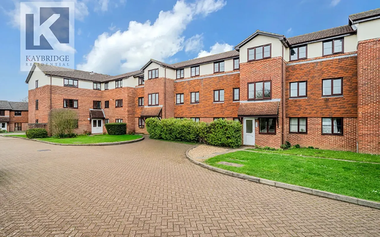 1 bed flat for sale — Yeomanry Close, Epsom, KT17