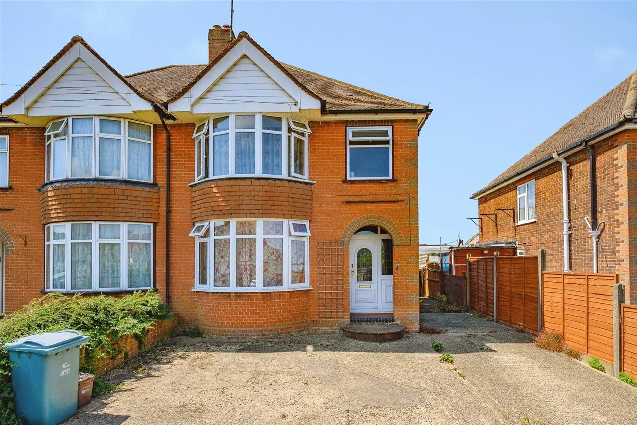 3 bed house for sale — Liscombe Road, Dunstable, Bedfordshire, LU5