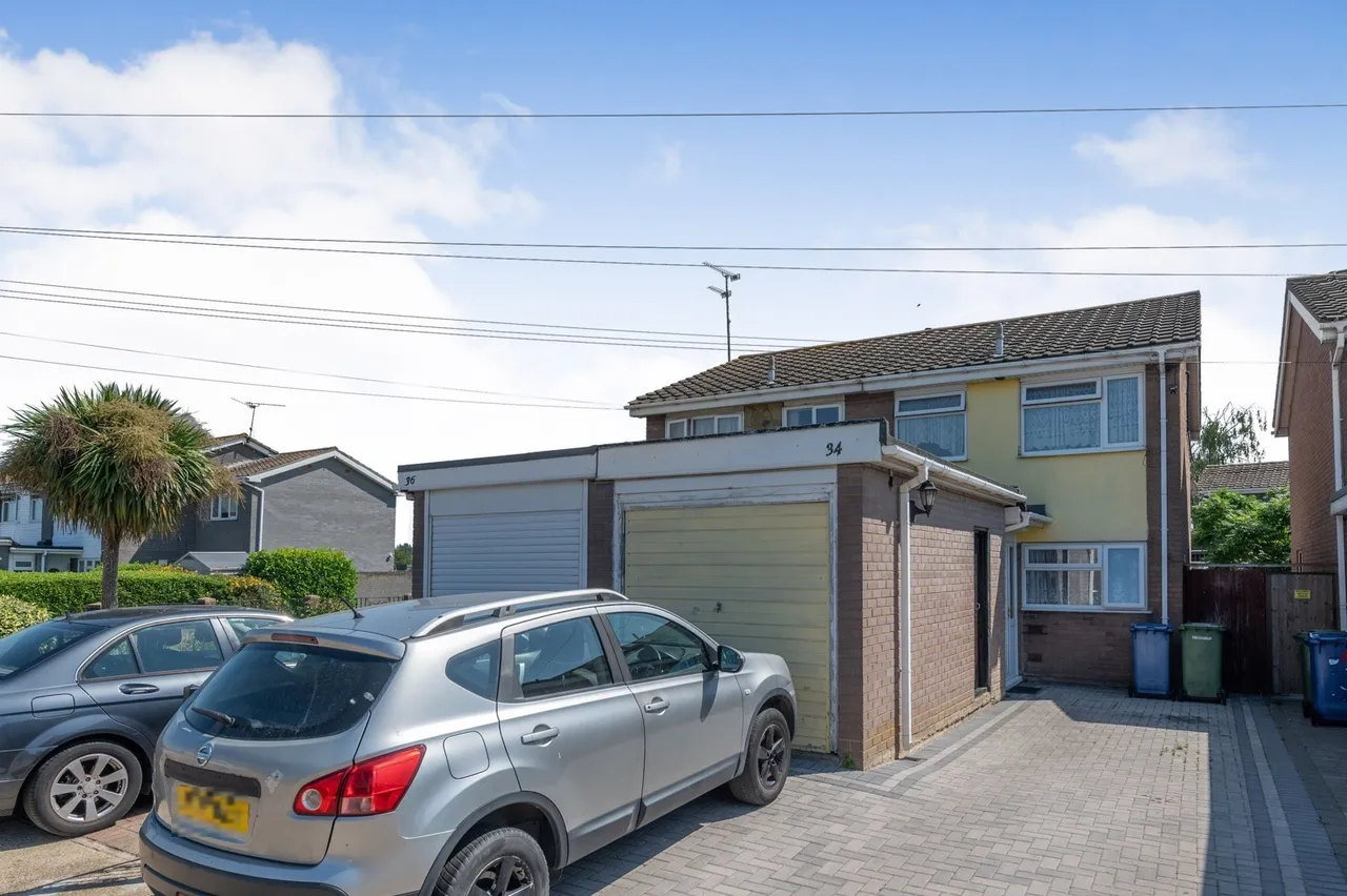 3 bed house for sale — Parker Avenue, Tilbury, Essex, RM18