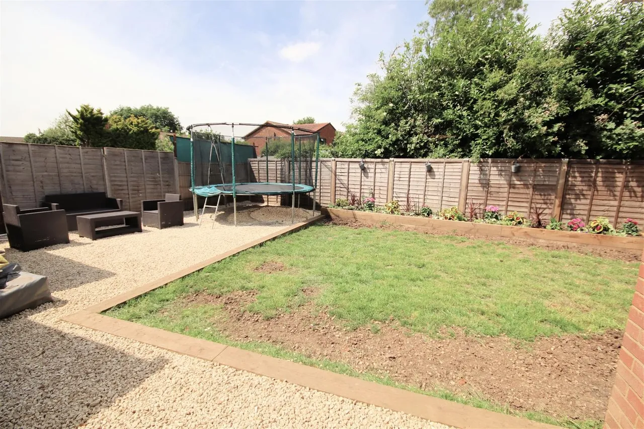 Bradford Way, Toddington, Bedfordshire LU5 6EE, photo 5