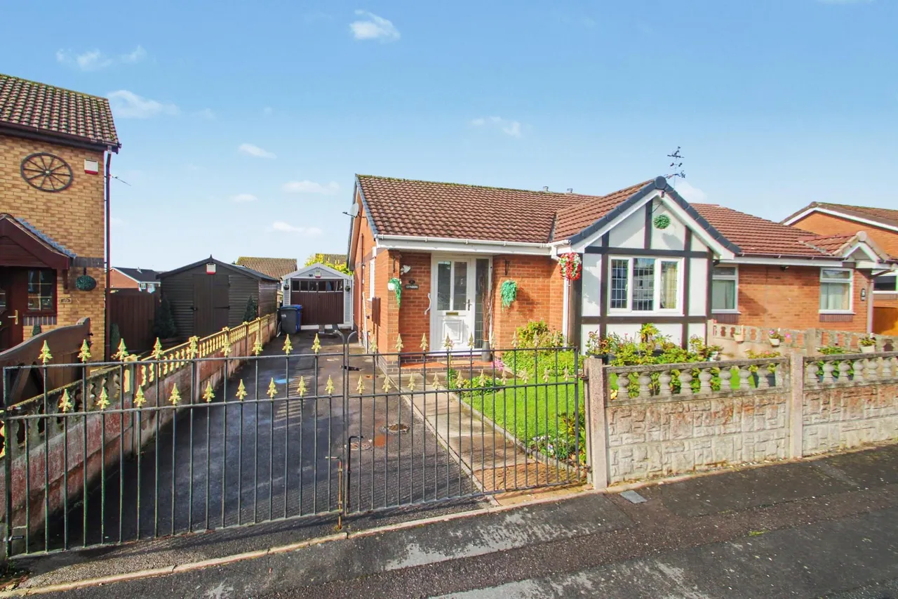 2 bed house for sale, Bowfell Grove, Adderley Green, ST3