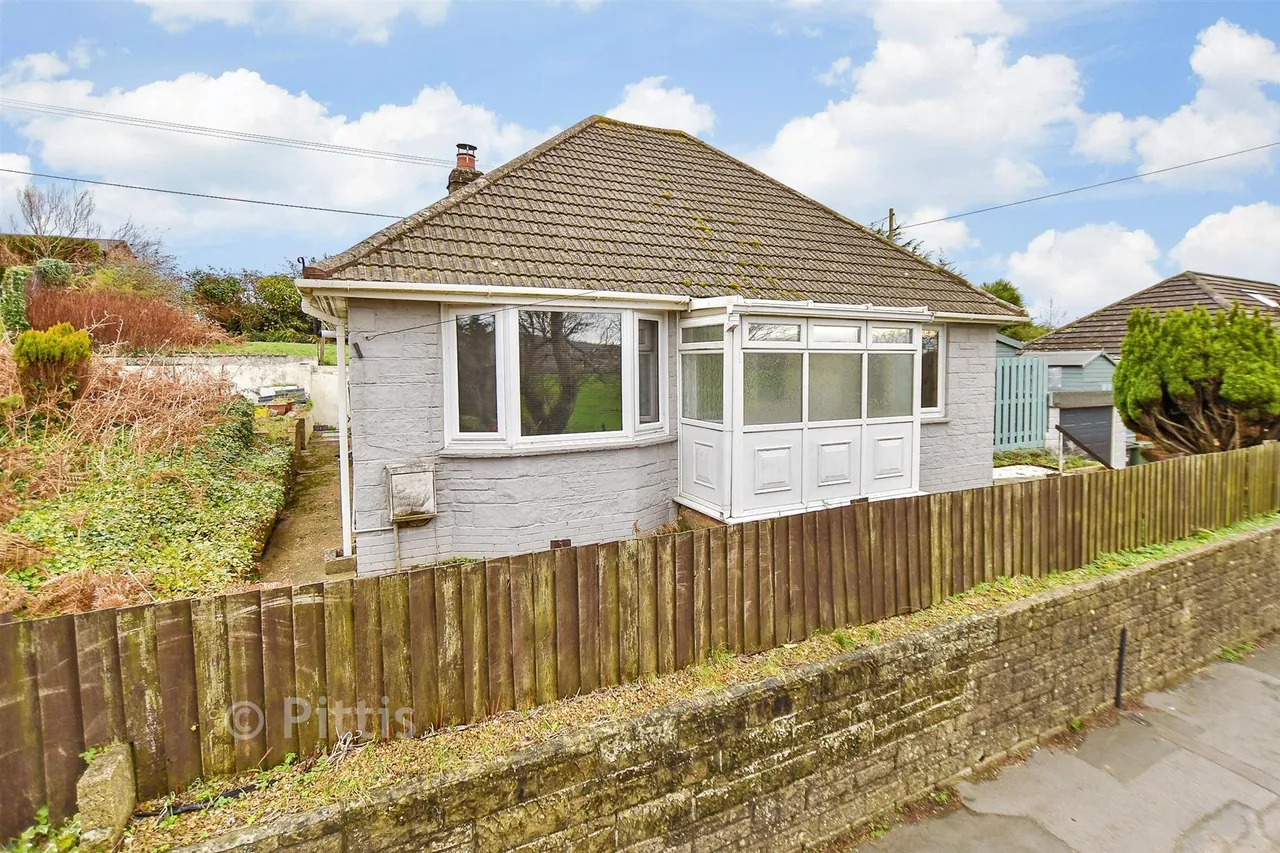 2 bed house for sale, Newport Road, Apse Heath, PO36