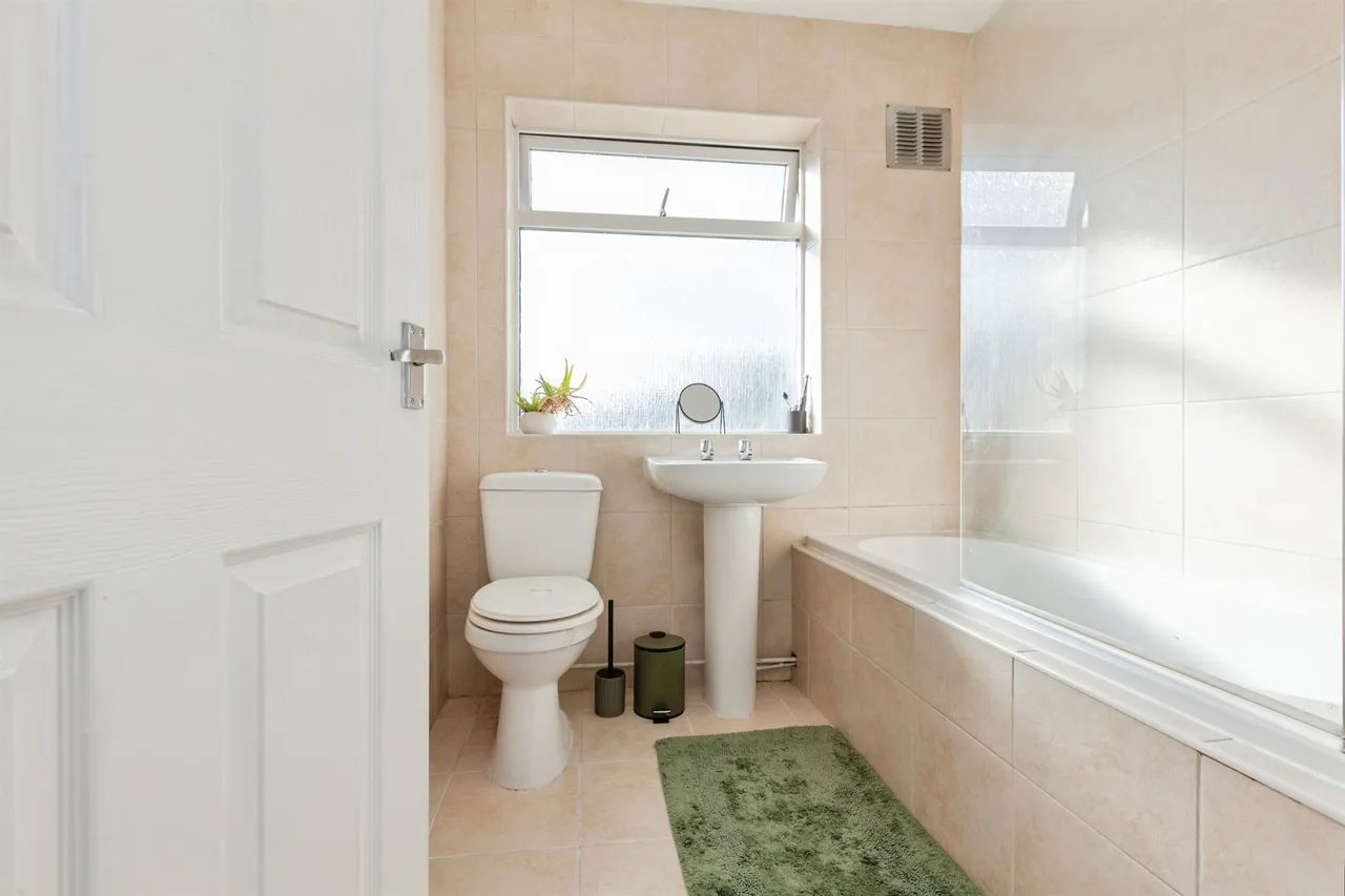 St. Marys Avenue, Humberstone, LE5, photo 7