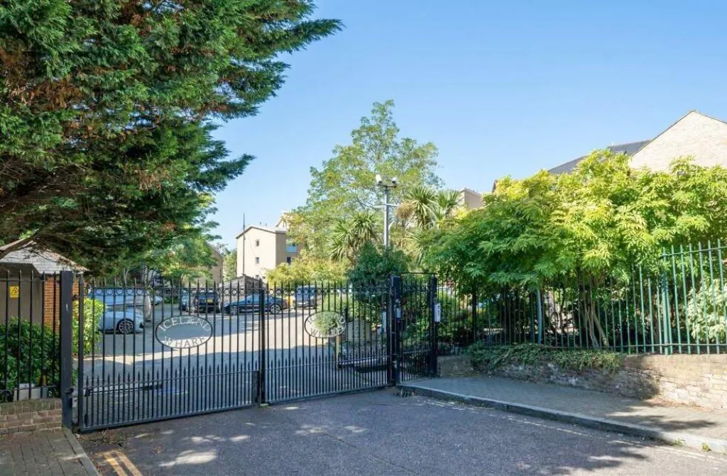Plough Way, London, photo 23