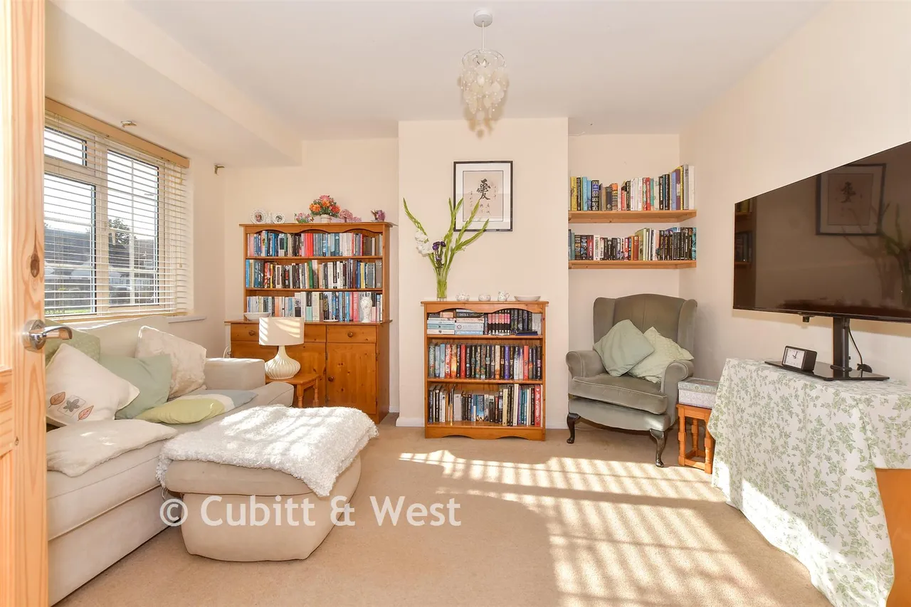 Comptons Lane, Horsham, RH13, photo 3