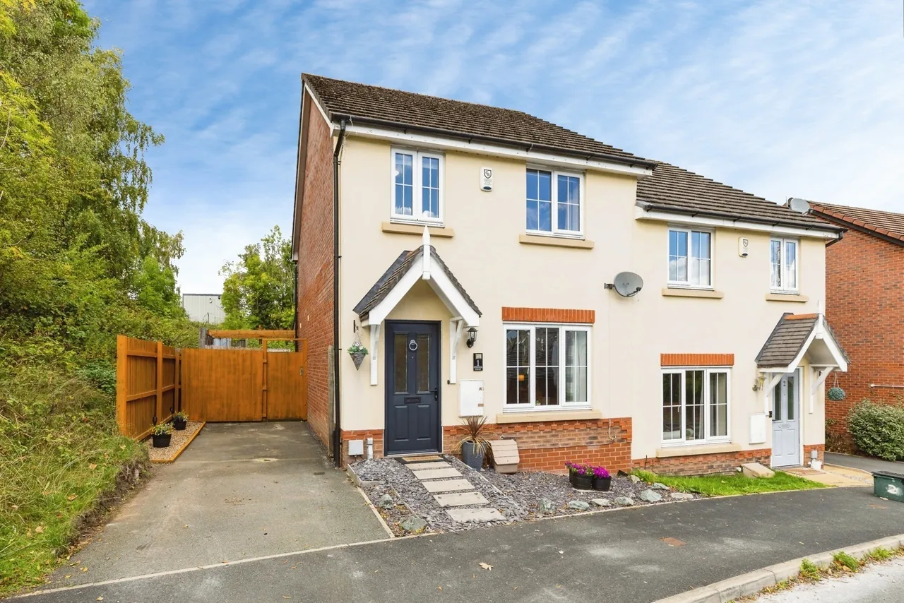 3 bed house for sale, Walkham Court, Gwersyllt, LL11