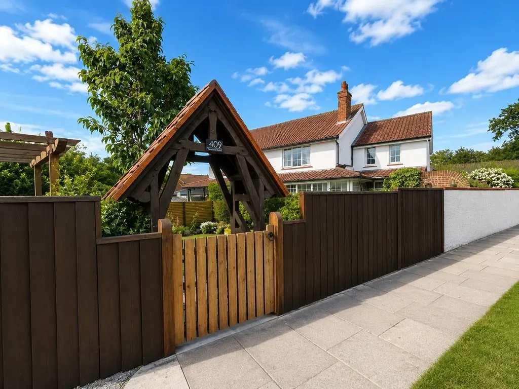 Harlington Road, UB8, photo 36