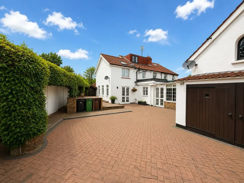 Harlington Road, UB8, photo 17