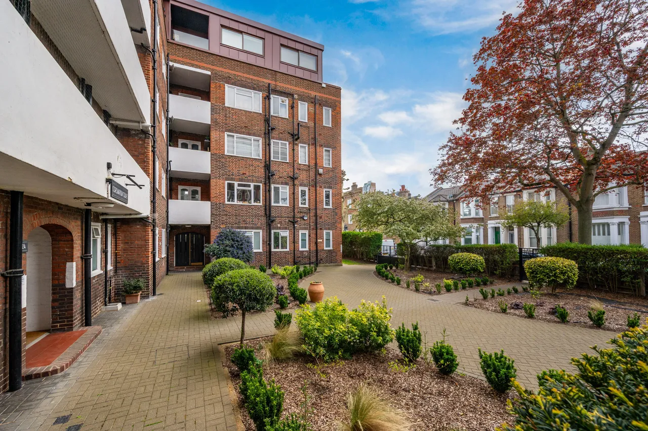 19 Coronation Court, Brewster Gardens, London, photo 10