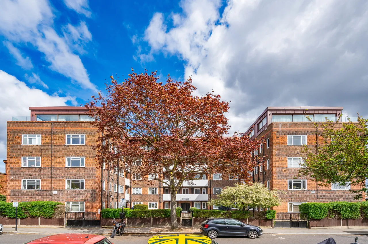 2 bed flat for sale — 19 Coronation Court, Brewster Gardens, London