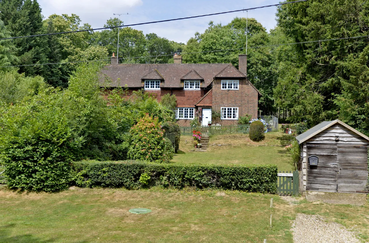 2 bed house to rent, The Chestnuts Selhurst Common Road, Bramley, GU5
