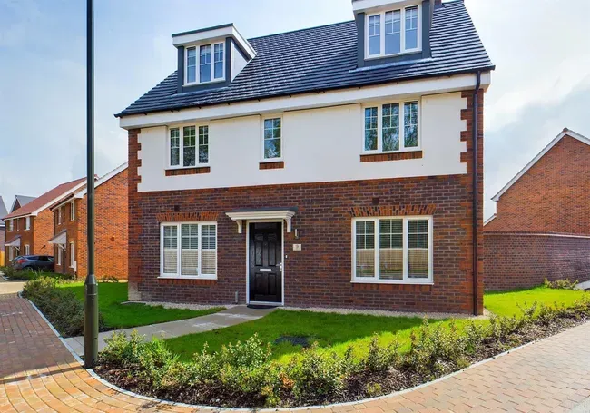 5 bed house for sale — Sunflower Way, Forgewood