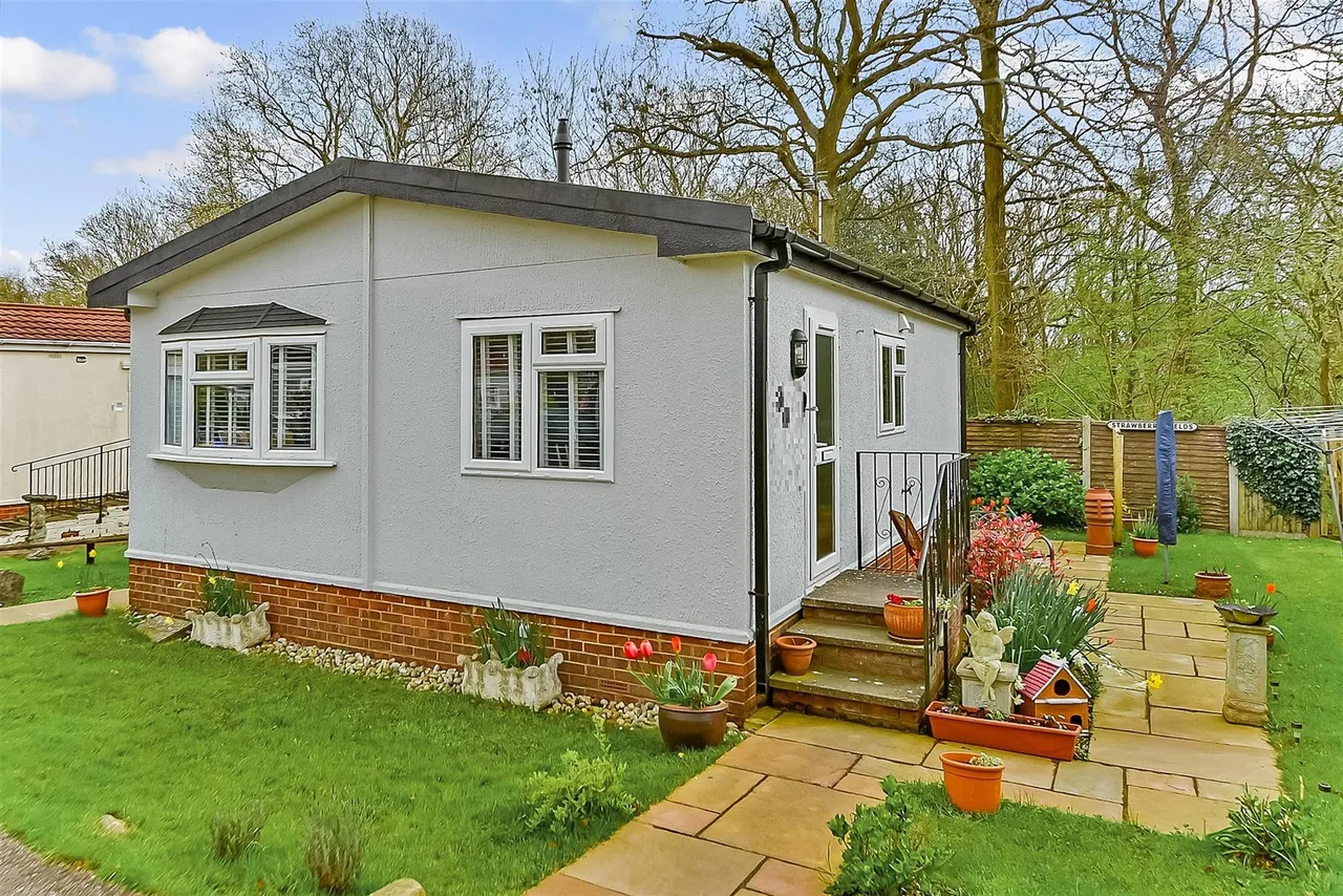 2 bed park home for sale, Shalloak Road, Broad Oak, CT2