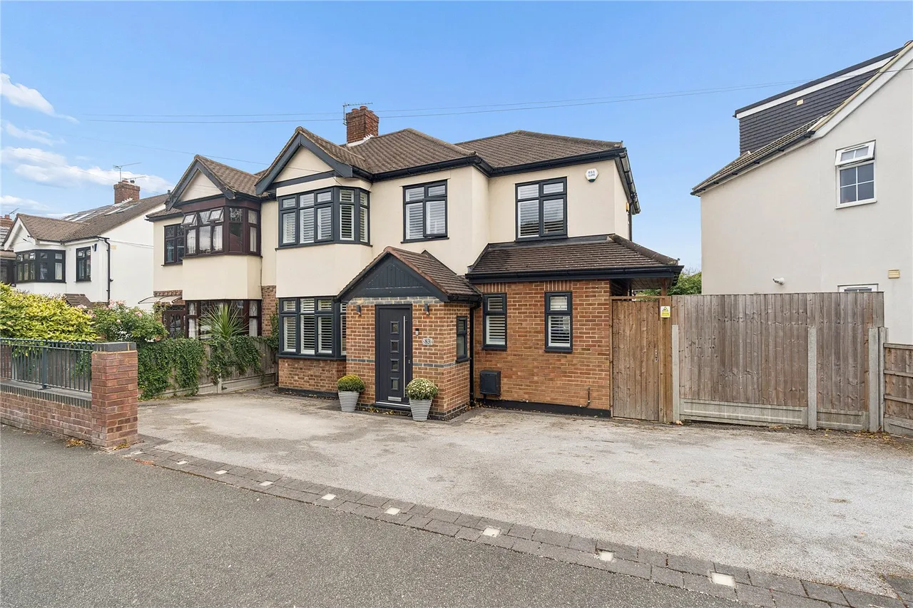 4 bed house for sale — Granton Avenue, Upminster, RM14