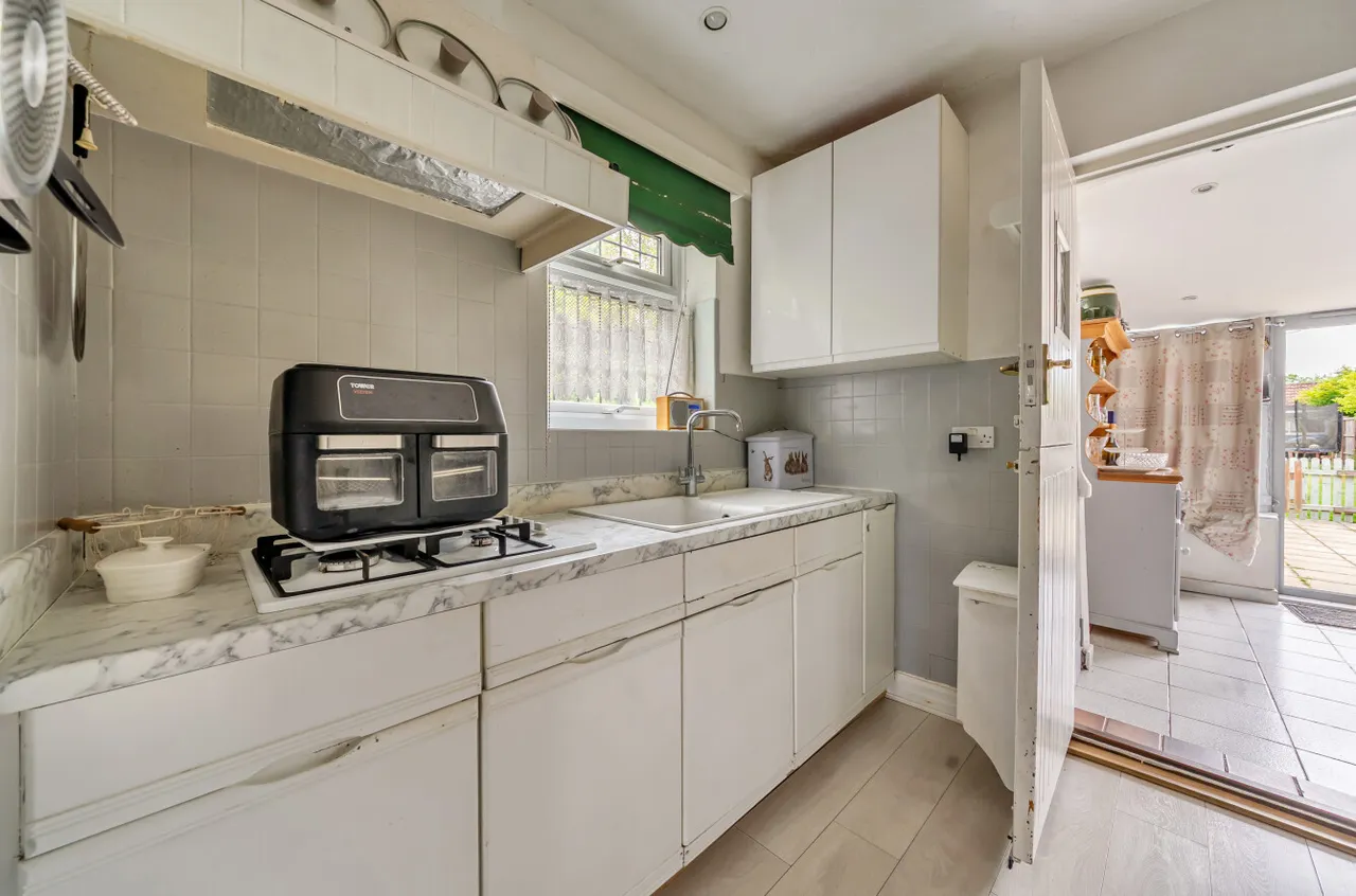 Guildford Road, West End, Woking, Surrey, GU24 9LT, photo 6