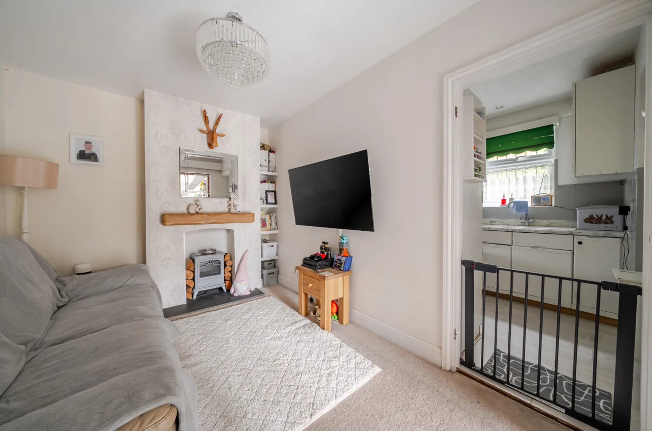 Guildford Road, West End, Woking, Surrey, GU24 9LT, photo 5