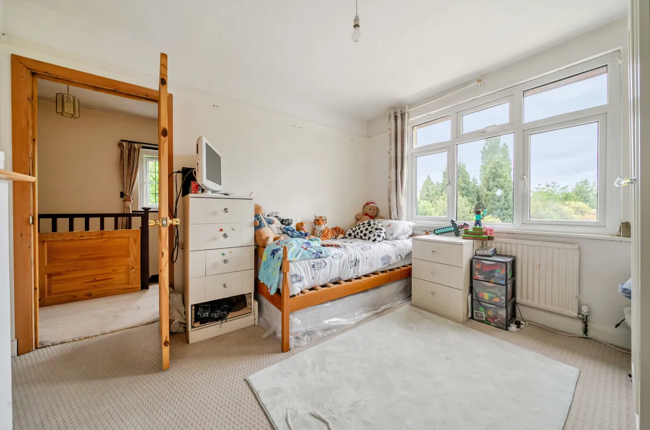 Guildford Road, West End, Woking, Surrey, GU24 9LT, photo 12