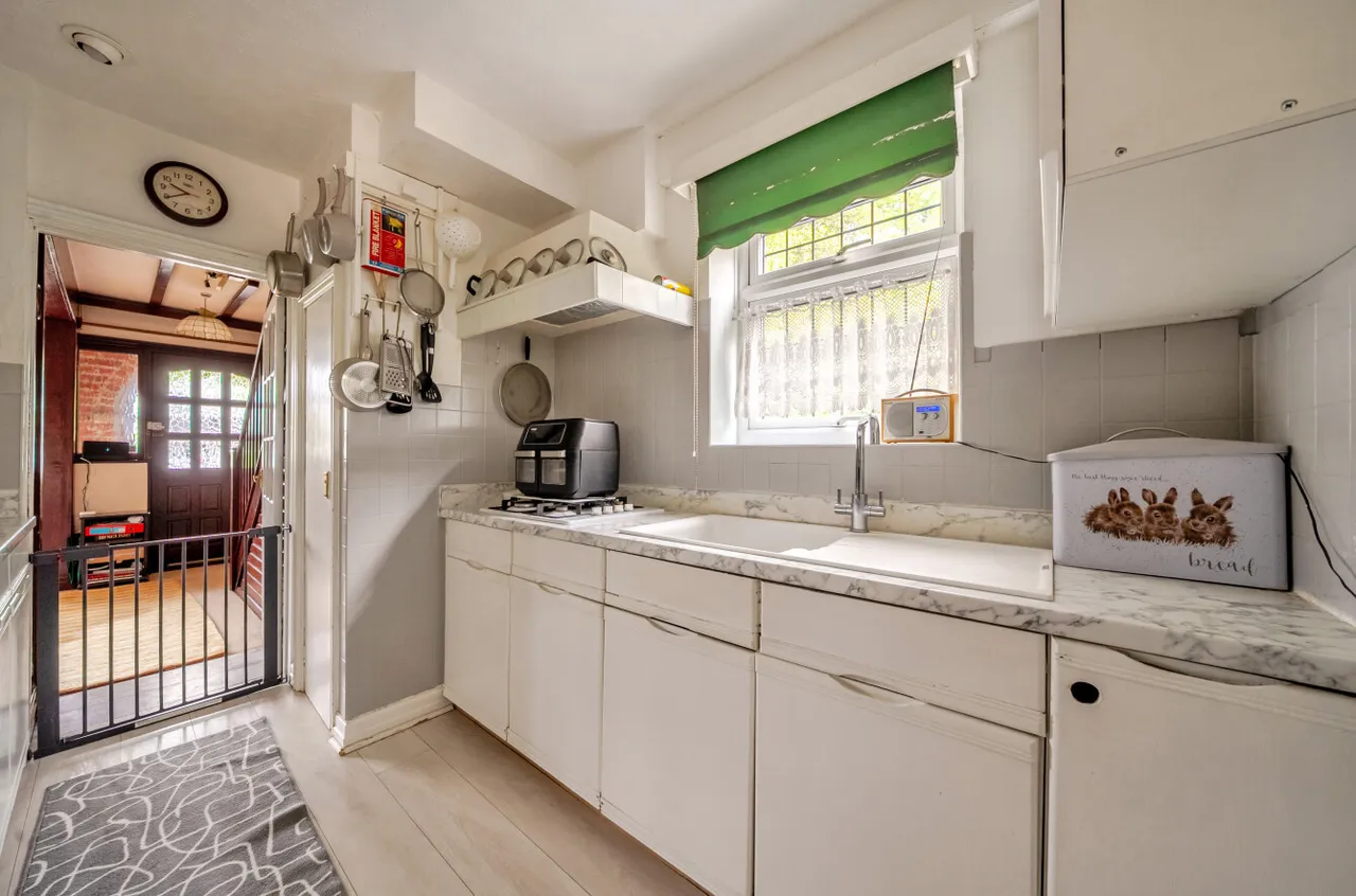Guildford Road, West End, Woking, Surrey, GU24 9LT, photo 13