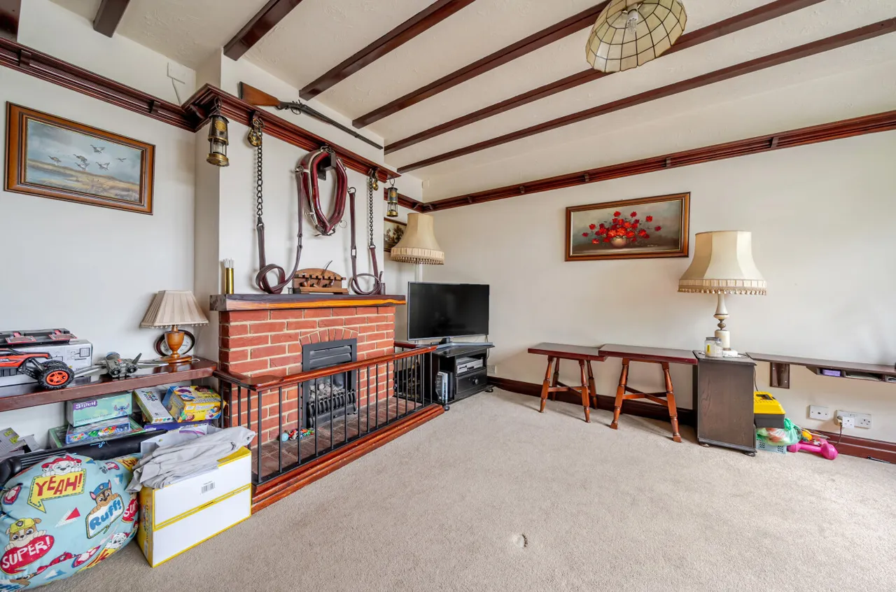 Guildford Road, West End, Woking, Surrey, GU24 9LT, photo 2