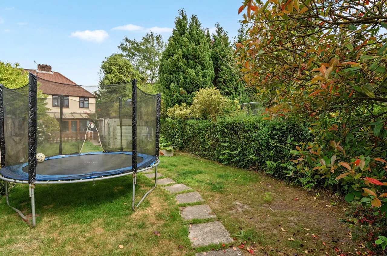 Guildford Road, West End, Woking, Surrey, GU24 9LT, photo 9