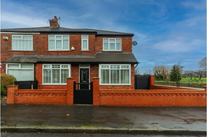 4 bed house for sale — Buckingham Road, Droylsden