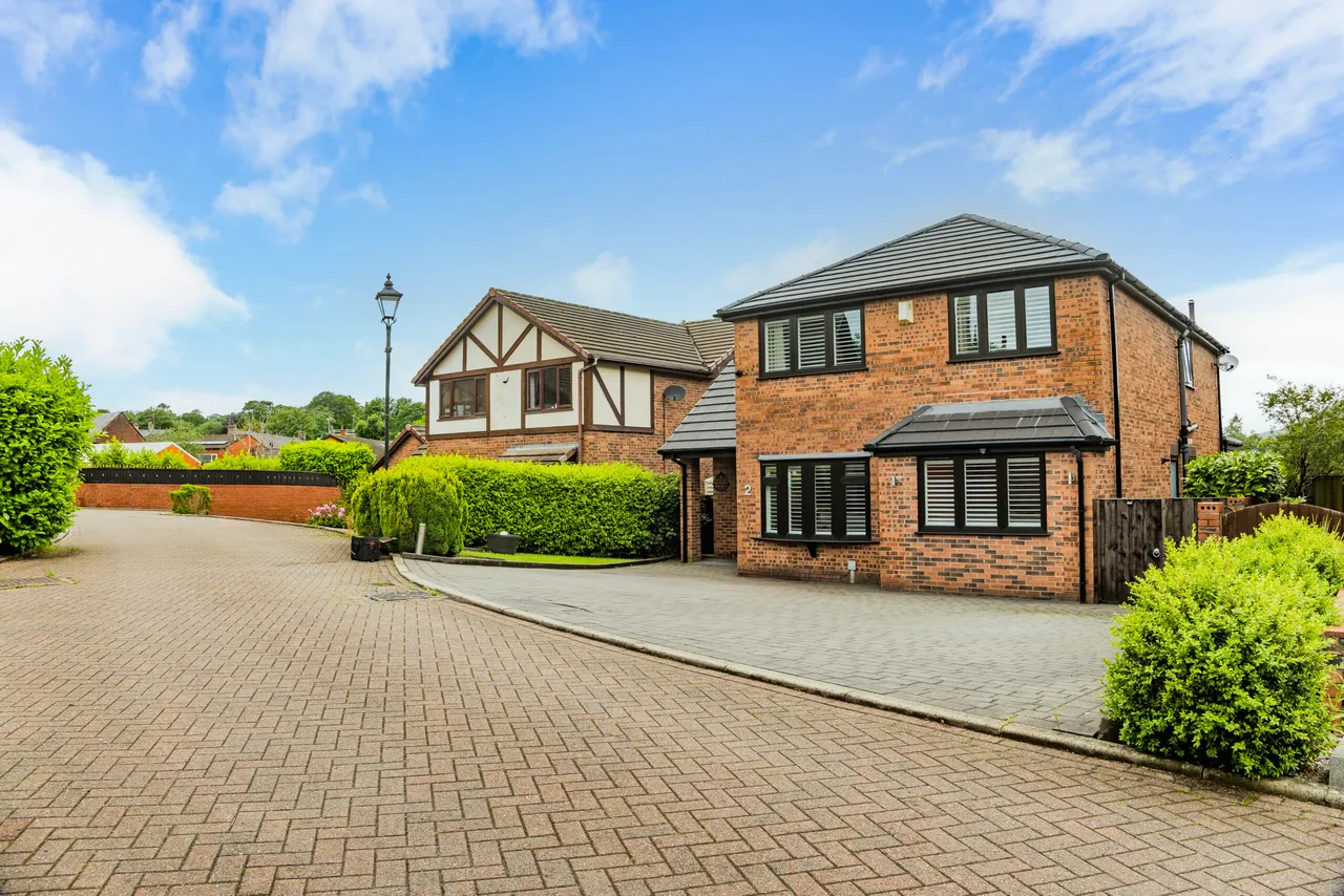 4 bed house for sale — Walshaw Brook Close, Bury, BL8 3TB
