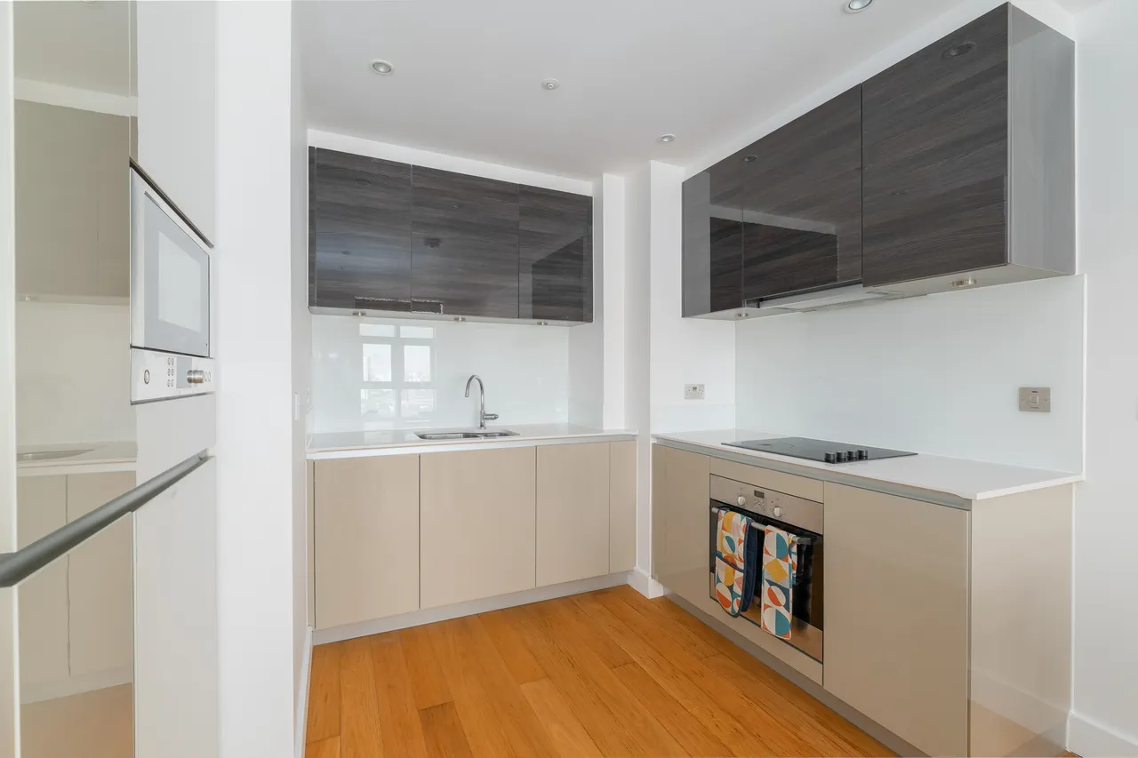 Barking Road, London, E16, photo 2