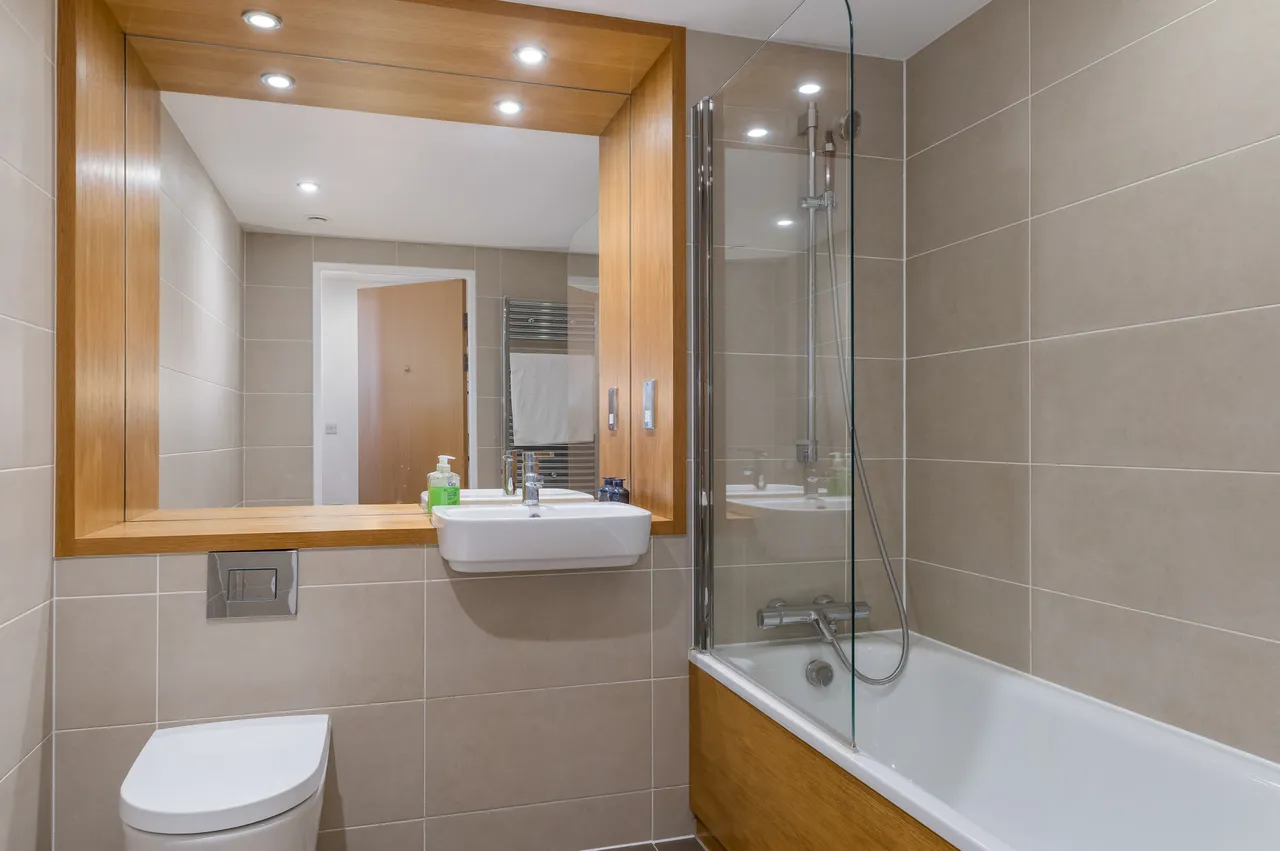 Barking Road, London, E16, photo 6