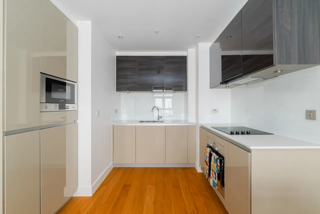 Barking Road, London, E16, photo 10