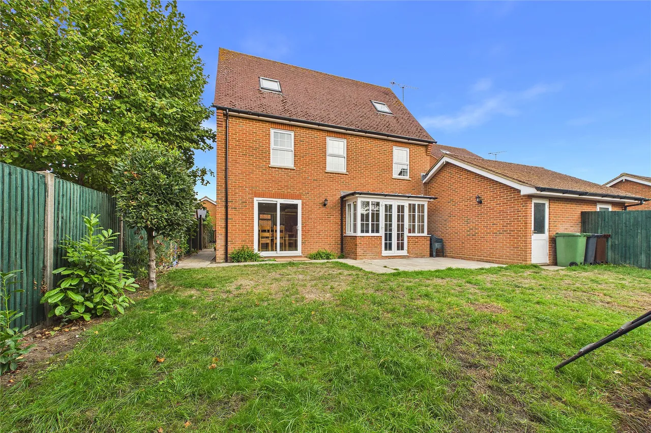 Cedar Gardens, Chobham, GU24, photo 15