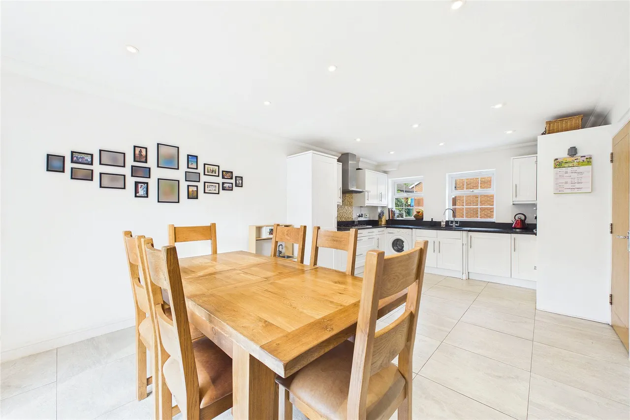 Cedar Gardens, Chobham, GU24, photo 5