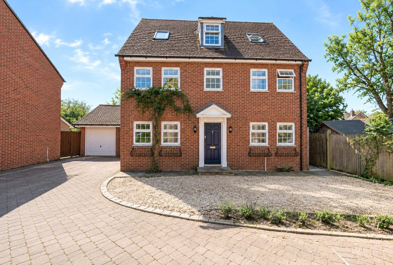 4 bed house for sale, Cedar Gardens, Chobham, GU24