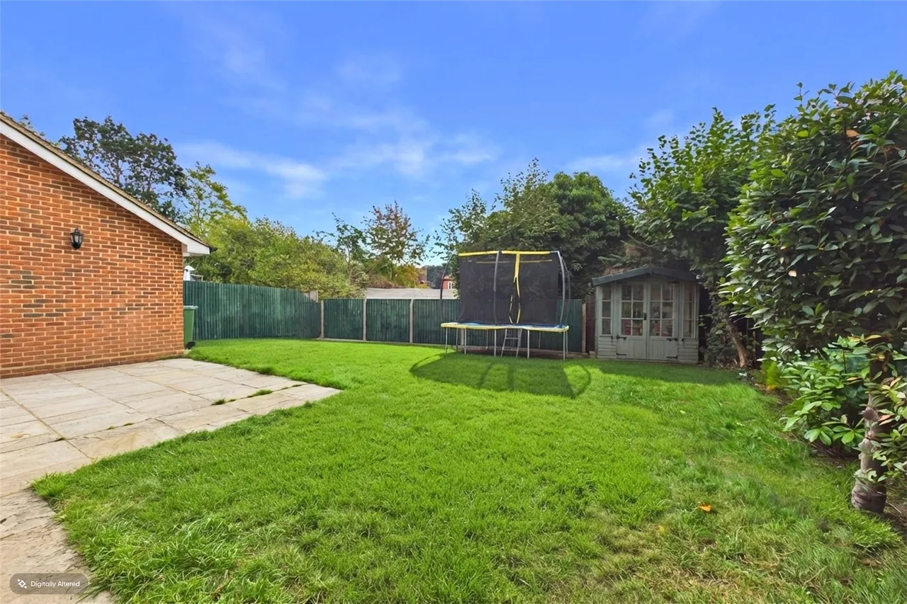 Cedar Gardens, Chobham, GU24, photo 2