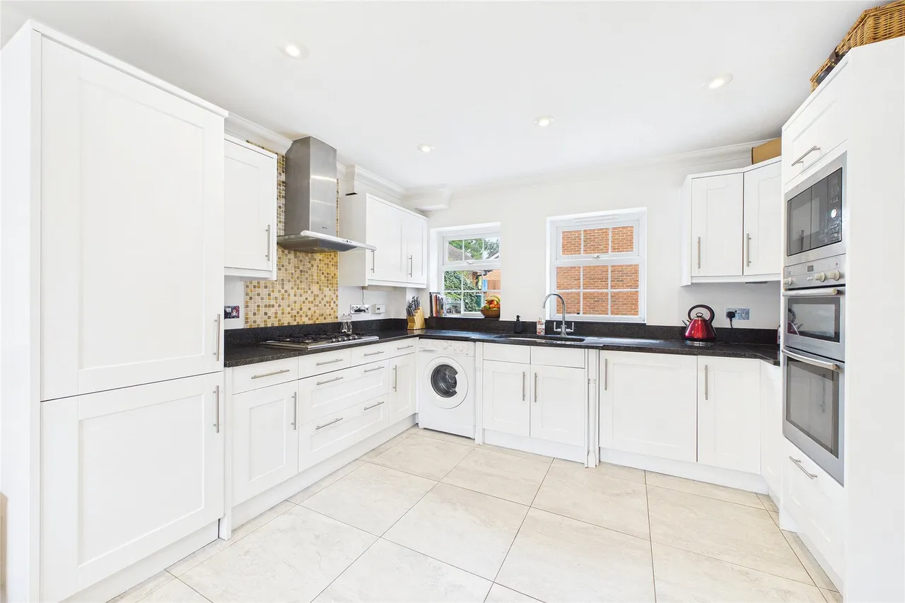 Cedar Gardens, Chobham, GU24, photo 4