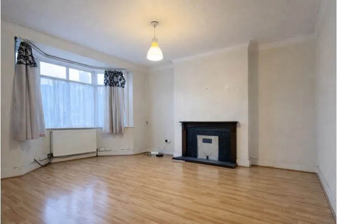 3 bed house for sale — Clements Road, London