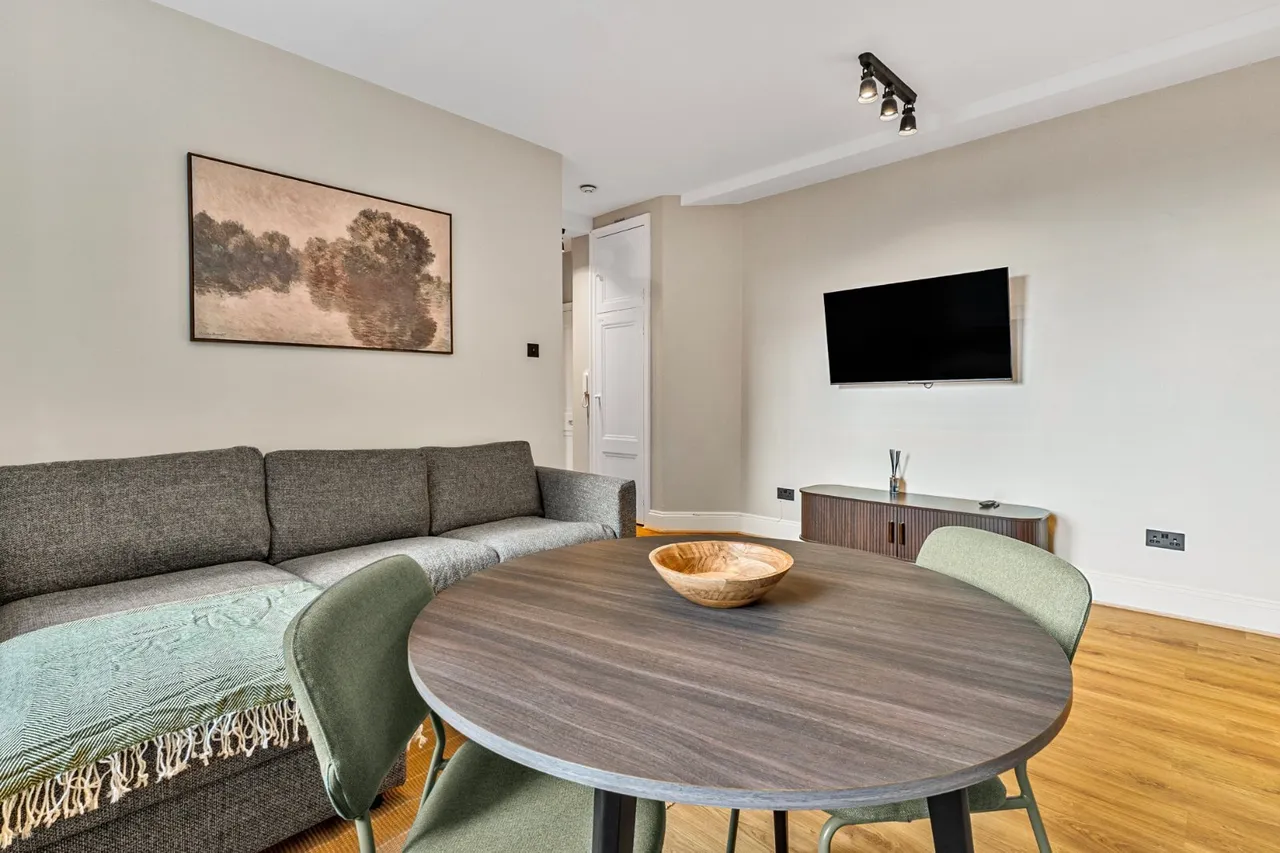 Queens Court, Queensway, W2, photo 10