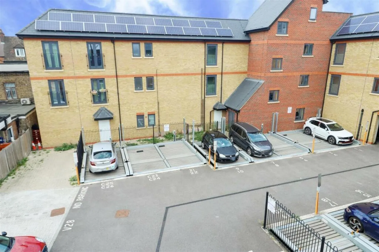 Pullman Court, Warwick Road, West Drayton, UB7 9GZ, photo 9