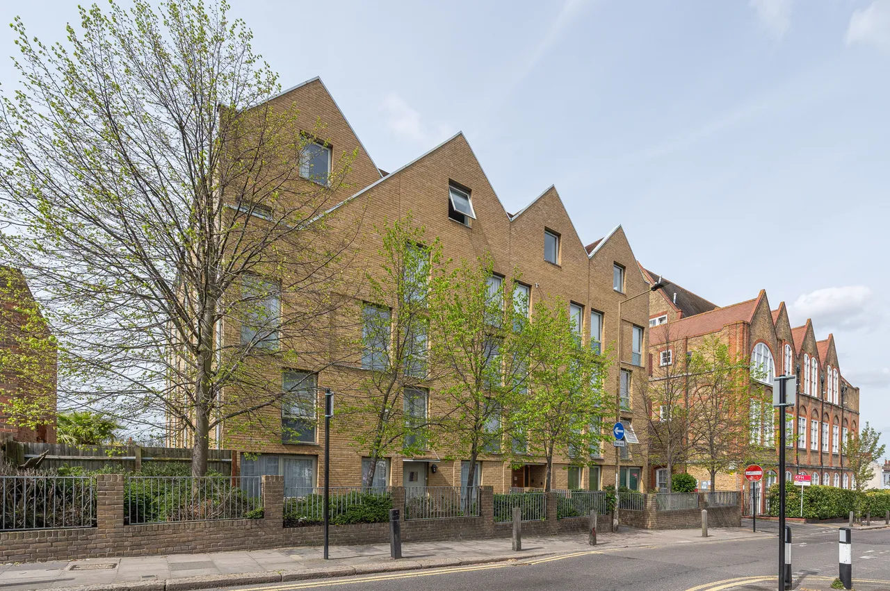 2 bed flat for sale — Flat 82 Schoolhouse Yard, Bloomfield Road, London