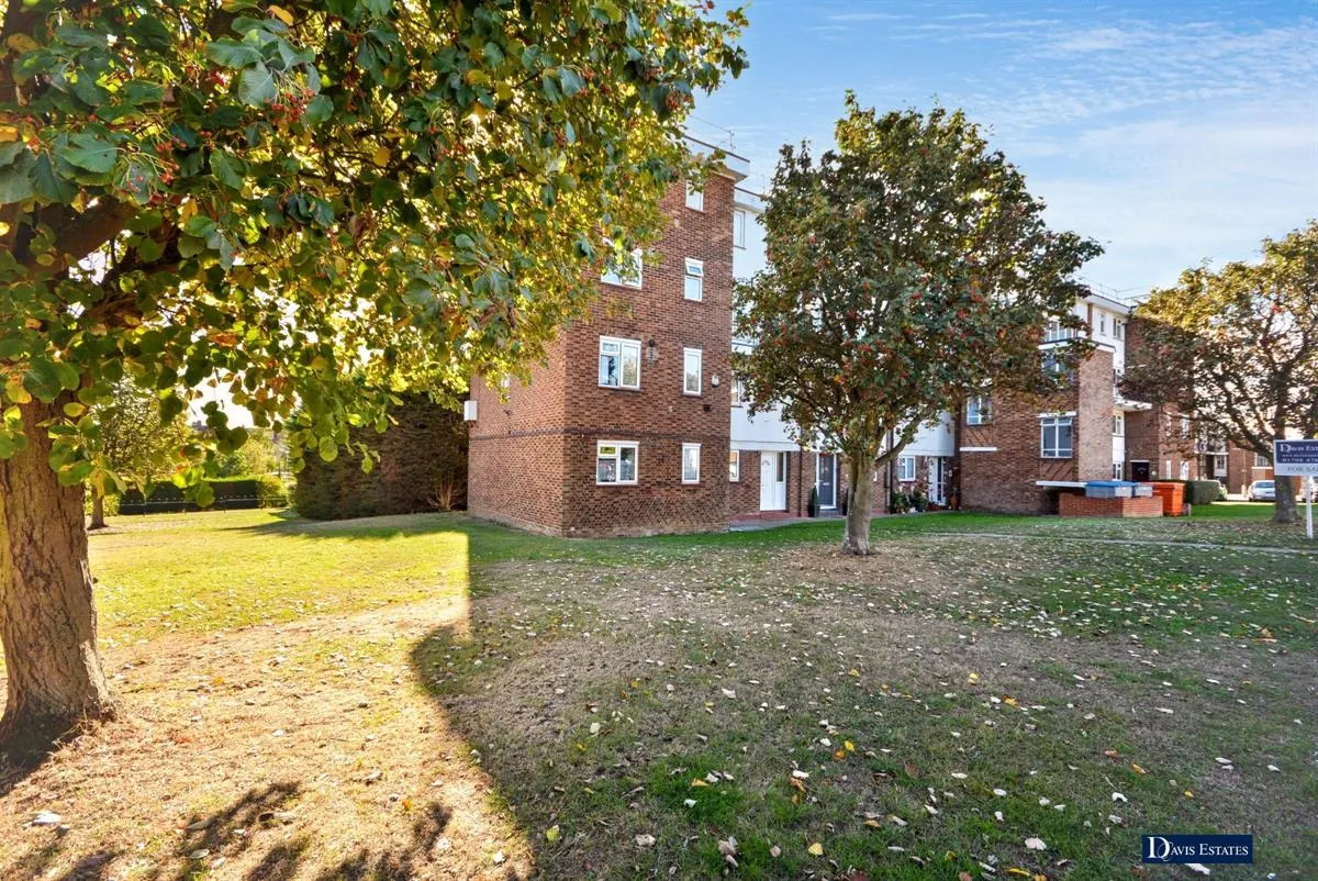 2 bed flat for sale, Victor Approach, Hornchurch, RM12